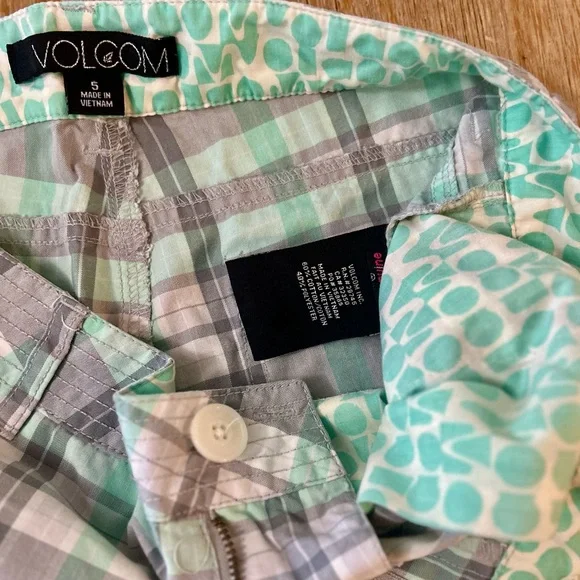 Volcom Bermuda Shorts - Picture 5 of 10